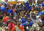 Checkübergabe für Klassenzimmer in Kenia-1